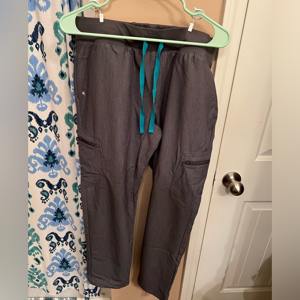 Figs women’s Kauro cargo scrub pants in graphite size large.